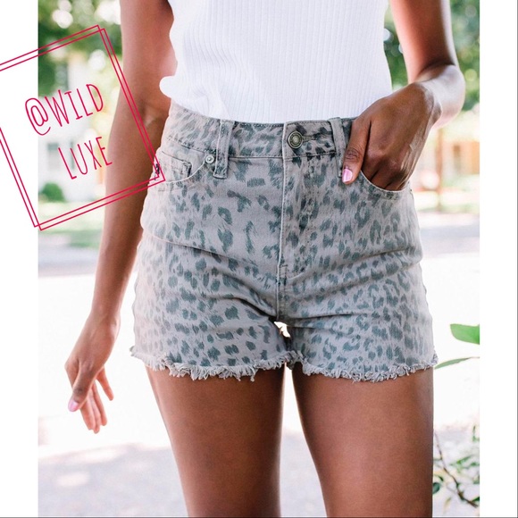 LAST 1! 5🌟 BESTSELLER Evelyn Leopard Shorts - Picture 3 of 4